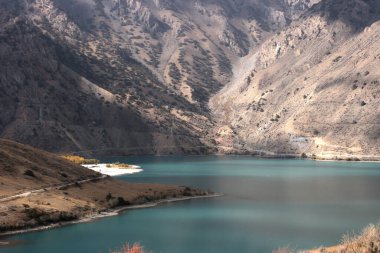 Turkuaz Gölü Iskanderkul (İskander Kul) Fann dağları, Tacikistan, Orta Asya. İskanderkul Gölü 'nün yansıması Fann Dağları