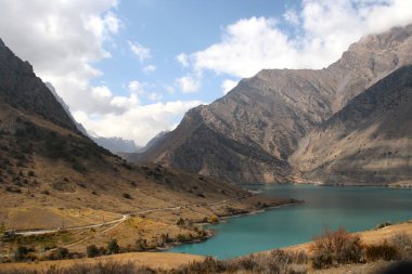 Turkuaz Gölü Iskanderkul (İskander Kul) Fann dağları, Tacikistan, Orta Asya. İskanderkul Gölü 'nün yansıması Fann Dağları