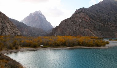 Turkuaz Gölü Iskanderkul (İskander Kul) Fann dağları, Tacikistan, Orta Asya. İskanderkul Gölü 'nün yansıması Fann Dağları