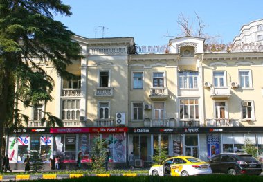 Dushanbe, TAJIKISTAN - 03.11.2019: imvet zamanı eski ev. Şehirde bir cadde. Dış görünüş. 