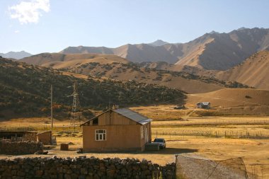 Sary-Tash, Kırgızistan 20.09.2018: Kırgızistan 'daki Sary-Tash sınır kasabasının yerleşim evi Orta Asya' daki Pamir Otoyolu üzerindeki komşu Tacikistan 'a