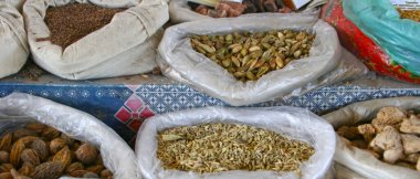 Osh, Kırgızistan - 10.09.2019: Bishkek 'in ana pazarı olan Osh pazarında yerel gıda ve baharatlar. Fotoğraf alanı kopyala