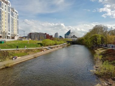 Yekaterinburg, Rusya Mayıs 04: 2021 - Sirke bakan nehir setini kurdum