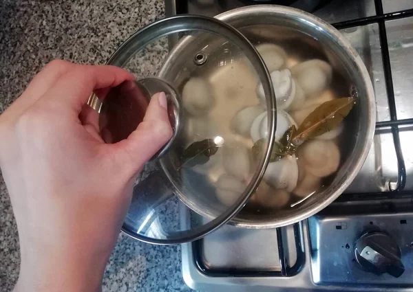 Sıcak Suda Hamur Köftesi Pişirmek Rus Yemeği Kutsaldır Hamur Köftesi — Stok fotoğraf