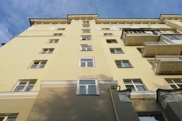Yekaterinburg, Rusya -17.05.2021: Rusya 'da özenilen yüksek binalar. Gayrimenkul geçmişi. Gayrimenkul piyasası. Apartman binası.