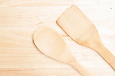 çeşitli Ahşap mutfak aletleri bir doğal ahşap arka plan üzerinde yapılmış. 