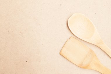 çeşitli Ahşap mutfak aletleri bir doğal ahşap arka plan üzerinde yapılmış. 