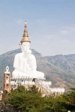 Petchaboon, Tayland. 16 Şubat 2016: Wat Pha oğlu Kaew, Khao Kho, Petchaboon, Tayland yüksek dağın üzerinde güzel Tapınağı 