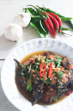 Tay gıda baharatlı kedi balık sebze (Pla Duk Pad Ped ile) 