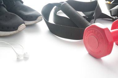 Kırmızı dumbell ve spor fittness arka planda giymek. Spor giyim,