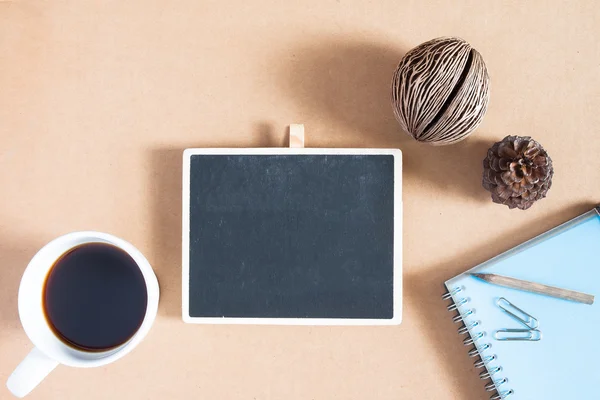 Creativo plano laico foto de escritorio del espacio de trabajo con papelería, café — Foto de Stock