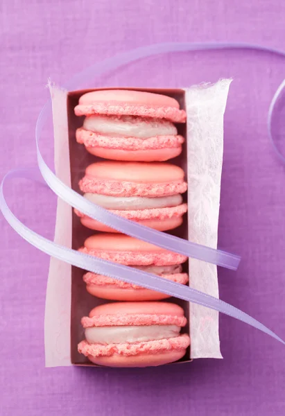 Macarons rosa em uma caixa — Fotografia de Stock