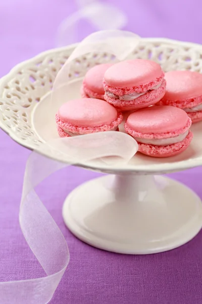 Macarons rosa em uma caixa — Fotografia de Stock