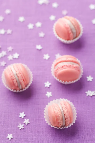 Macarons rosa em uma caixa — Fotografia de Stock