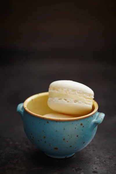 Macarons w misce — Zdjęcie stockowe