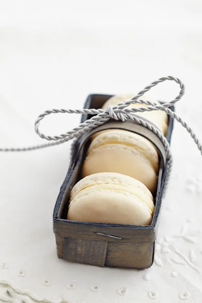 Białe macarons w polu — Zdjęcie stockowe