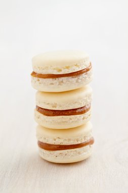 Doldurma caramell ile üç macarons