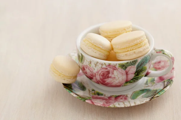 Macarrones blancos con relleno de crema de mantequilla — Foto de Stock