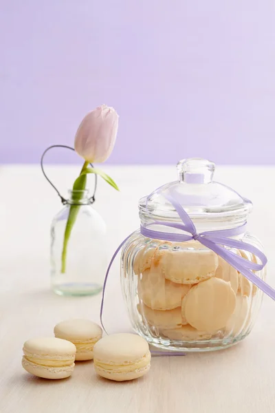 Macarons brancos com recheio de creme de manteiga — Fotografia de Stock