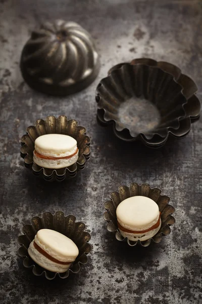 Caramel and chocolate macarons — Stock Photo, Image