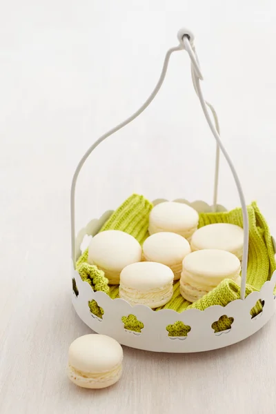 Macarons brancos com recheio de creme de manteiga — Fotografia de Stock