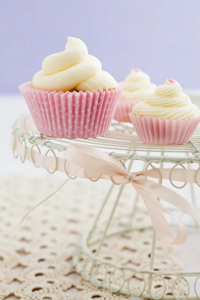 Três cupcakes de baunilha — Fotografia de Stock