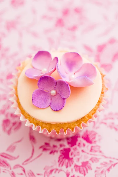 Cupcake com flores — Fotografia de Stock