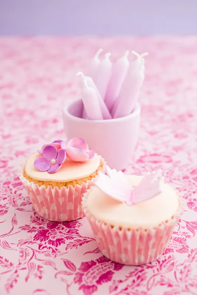 Cupcakes with flowers — Stock Photo, Image