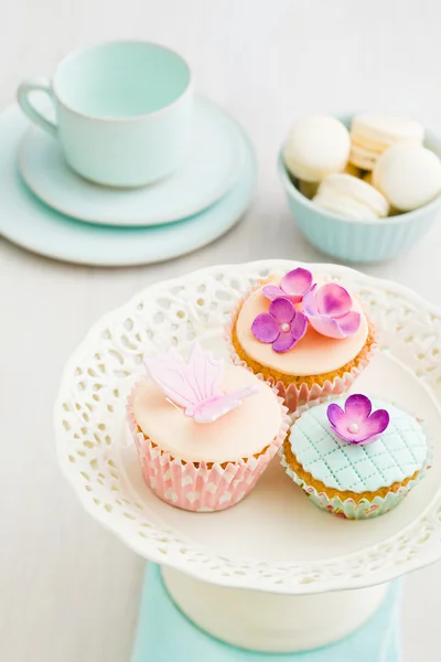 Cupcakes with flowers — Stock Photo, Image