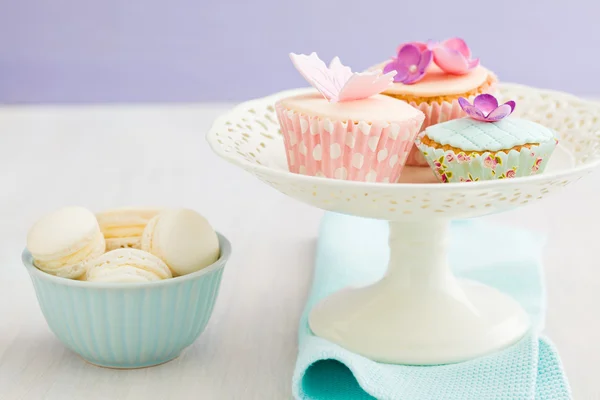 Cupcakes with flowers — Stock Photo, Image