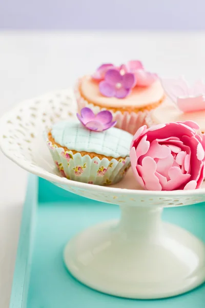 Cupcakes com flores — Fotografia de Stock