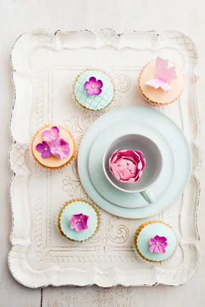 Cupcakes with flowers — Stock Photo, Image