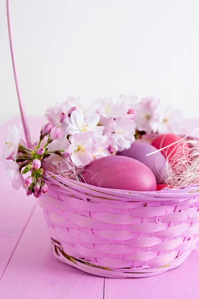 Huevos de Pascua en cesta — Foto de Stock