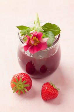 kavanoz içinde çilek reçeli