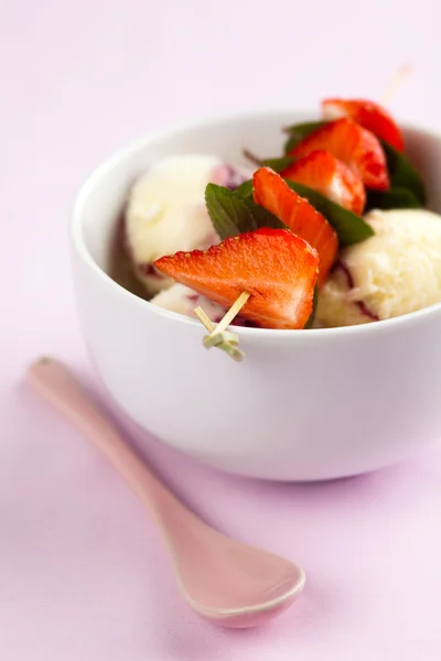 Ice cream with strawberries — Stock Photo, Image