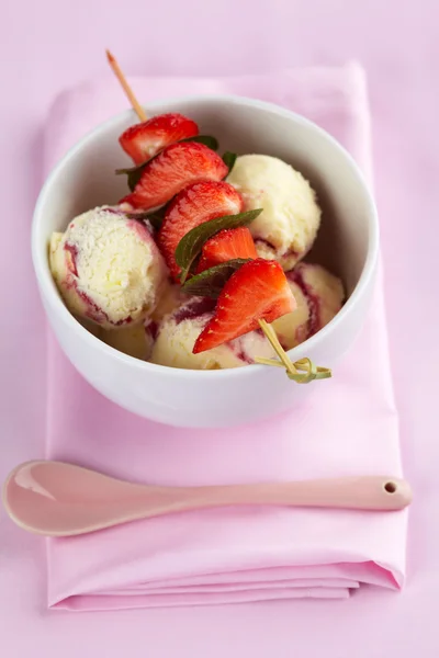 イチゴとアイスクリーム — ストック写真