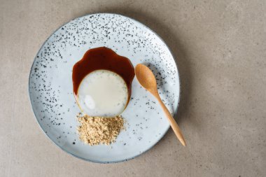 Yağmur damlası kek ahşap tahta üzerinde