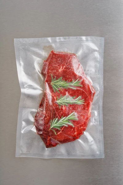 Carne de vaca assada selada a vácuo — Fotografia de Stock