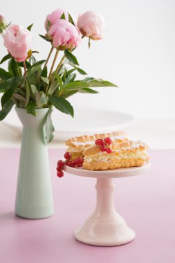 Eklerleri buttercream doldurma ile