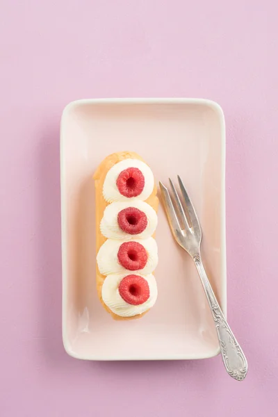 Buttercreme raspberry eclair — Stock Photo, Image