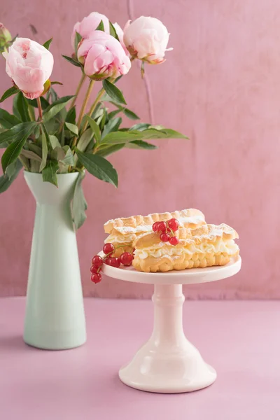 Eclairs con relleno crema de mantequilla — Foto de Stock