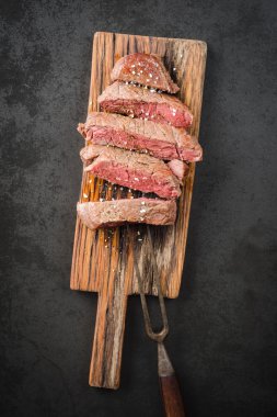 Biftek ahşap tahta üzerinde