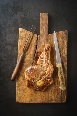 Biftek ahşap tahta üzerinde