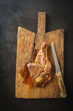 Biftek ahşap tahta üzerinde