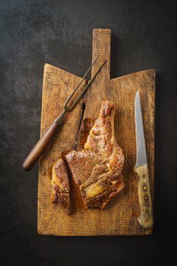 Biftek ahşap tahta üzerinde