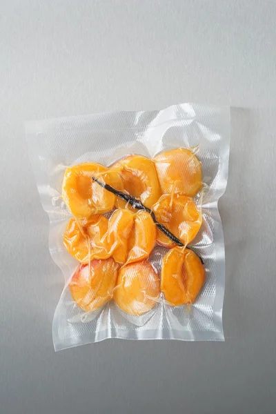 Vacuum sealed apricots — Stock Photo, Image