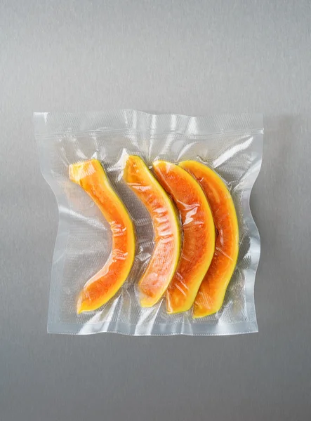 Vacuum sealed papaya — Stock Photo, Image