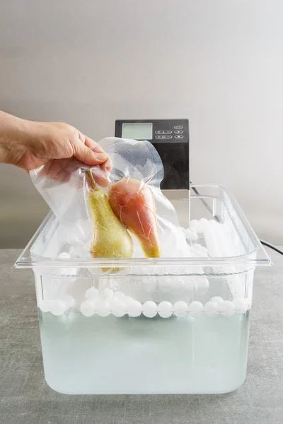 Sous vide cooking of pears — Stock Photo, Image