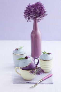 Üç lavanta cupcakes