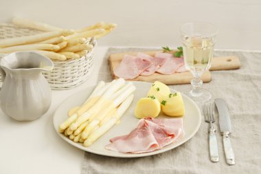 Patates ve haşlanmış jambon ile beyaz kuşkonmaz